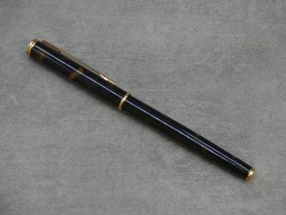 WATERMAN. Stylo plume en métal doré et laque...