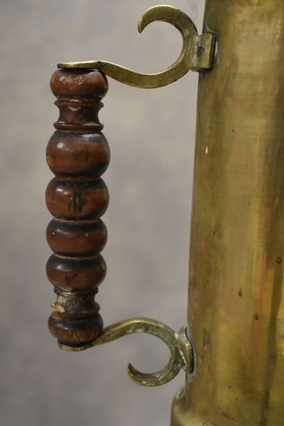 Samovar en laiton doré. Hauteur : 63 cm