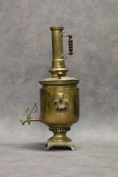 Samovar en laiton doré. Hauteur : 63 cm