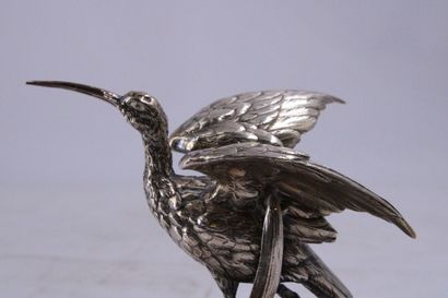 Ecole du XIXe siècle. Pique fleur en bronze...