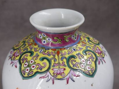 CHINA. Porcelain vase decorated with a scene...