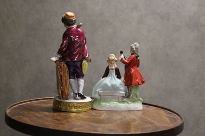 Réunion de trois groupes en porcelaine polychrome...