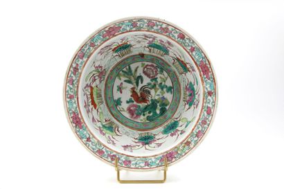 CHINE
Polychrome porcelain basin, with central...