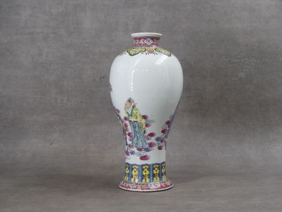 CHINA. Porcelain vase decorated with a scene...