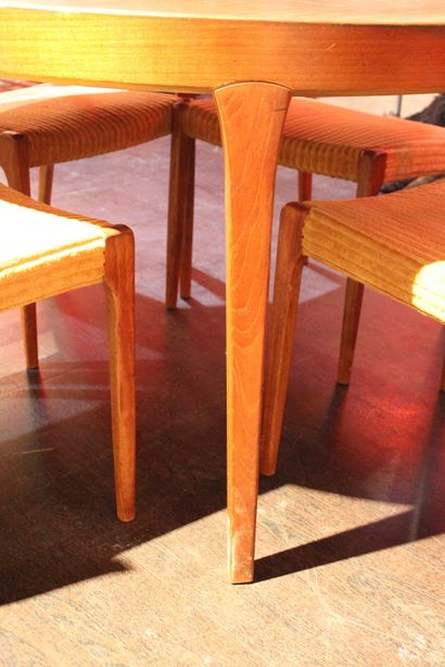 SCANDINAVIE. Table and its 4 chairs in stained...