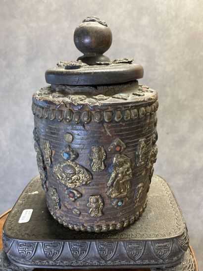 CHINA. Meeting of two covered pots in carved...