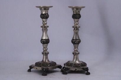 Bougeoirs. 
Paire de bougeoirs en métal argenté...
