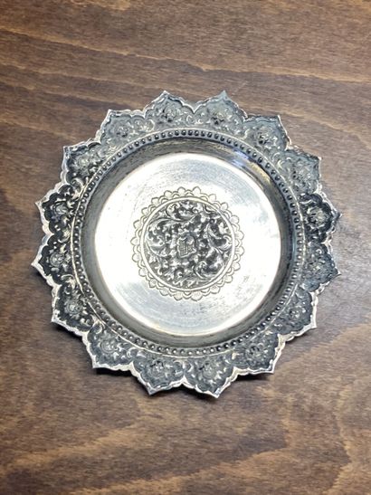 ASIE 
Small silver platter. Diameter : 14...