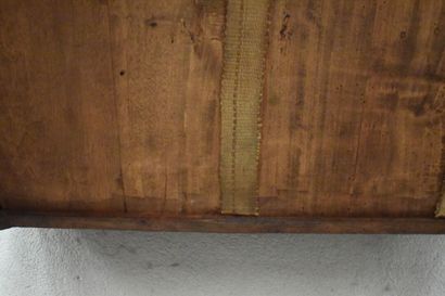 Une coiffeuse en bois patiné ouvrant par...