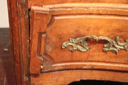 Régence. 
Commode en noyer ouvrant par trois...