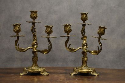 Paire de chandeliers en bronze ciselé et...