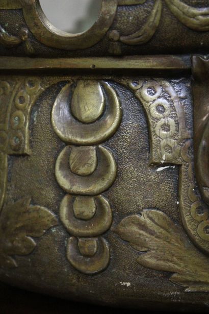 Art Déco. 
Important gilt bronze cachepot...