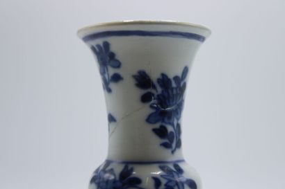 CHINA. Porcelain soliflore vase with blue...