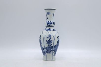 CHINA. Porcelain soliflore vase with blue...