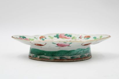 CHINE. 
Porcelain cup on foot with polychrome...