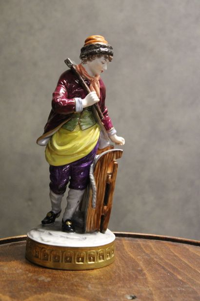 Réunion de trois groupes en porcelaine polychrome...