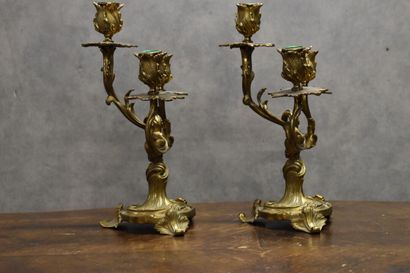 Paire de chandeliers en bronze ciselé et...