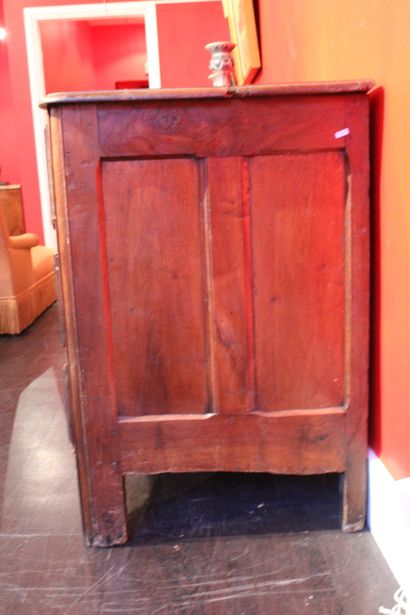 Régence. 
Commode en noyer ouvrant par trois...