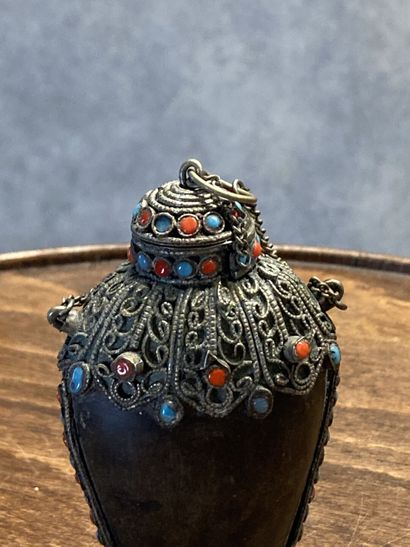 TIBET 
Snuffbox in metal (silver ?) with...