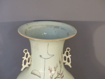 CHINE. Vase en porcelaine 
CHINA, About 1900....