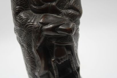 CHINE 
Guanyin in bronze with brown patina....