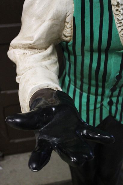 Majordome
Plaster statue of a black man in...
