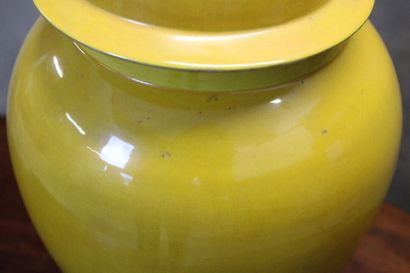 CHINE
Covered pot in yellow painted earthenware...