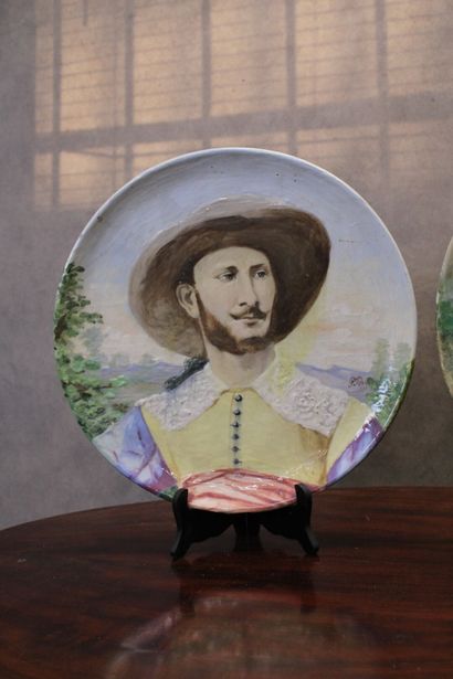 Paire de plats en faïence à décor émaillé...