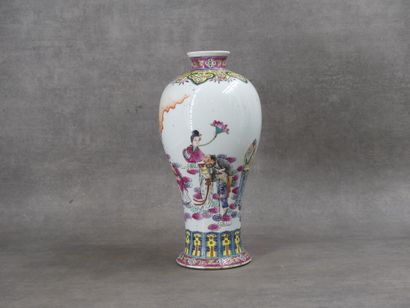CHINA. Porcelain vase decorated with a scene...