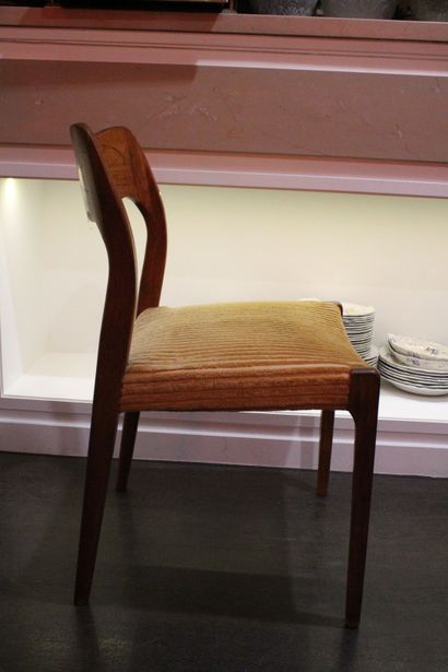 SCANDINAVIE. Table and its 4 chairs in stained...