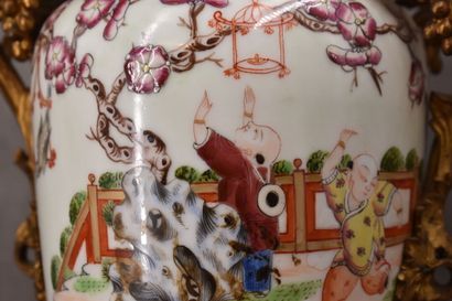 CHINA. Pair of porcelain vases decorated...