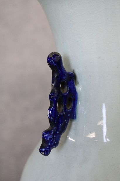 CHINE 
Important baluster vase in porcelain...