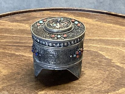 TIBET 
Tripod silver box with filigree decoration...