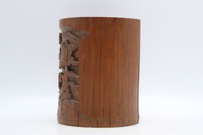 CHINE
Carved wood bitong decorated with a...