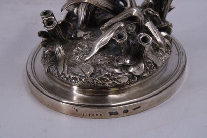 Ecole du XIXe siècle. Pique fleur en bronze...