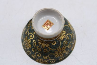 CHINE. 
Small porcelain dish with polychrome...