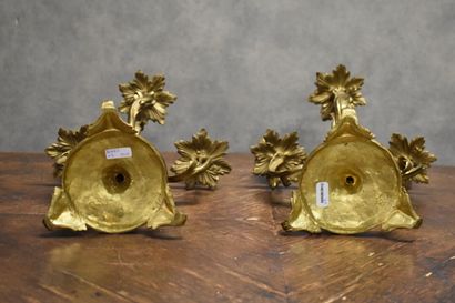 Paire de chandeliers en bronze ciselé et...