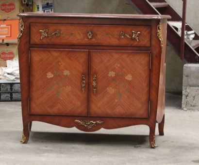 Commode de style Louis XV en bois et marqueterie...