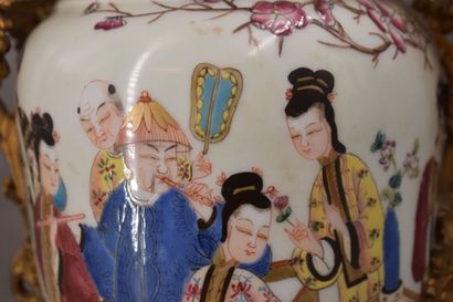 CHINA. Pair of porcelain vases decorated...