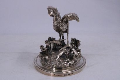 Ecole du XIXe siècle. Pique fleur en bronze...
