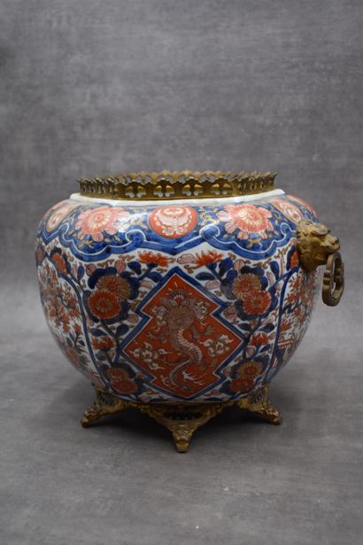 JAPAN. Hexagonal porcelain cover-pot with...