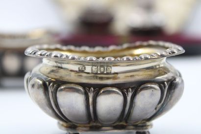 Nécessaire en argent comprenant 4 pièces...