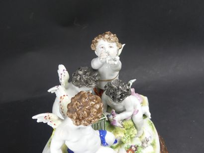 Sujet en porcelaine polychrome aux angelots....