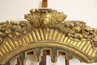 Dais de lit en bois mouluré et sculpté à...