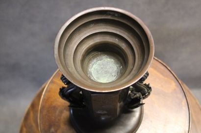 ASIE
Bronze support with incised decoration...