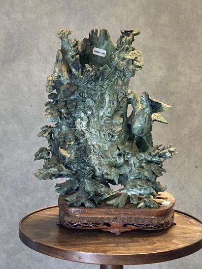 CHINE 
Cache pot carved out of hard stone...