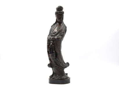 CHINE 
Guanyin in bronze with brown patina....