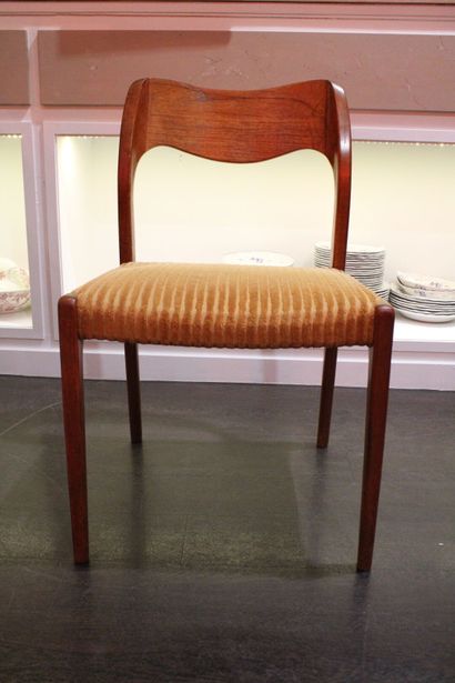 SCANDINAVIE. Table and its 4 chairs in stained...