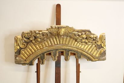 Dais de lit en bois mouluré et sculpté à...