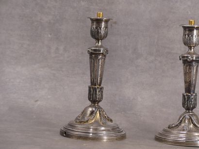 Paire de chandeliers en argent à décor de...